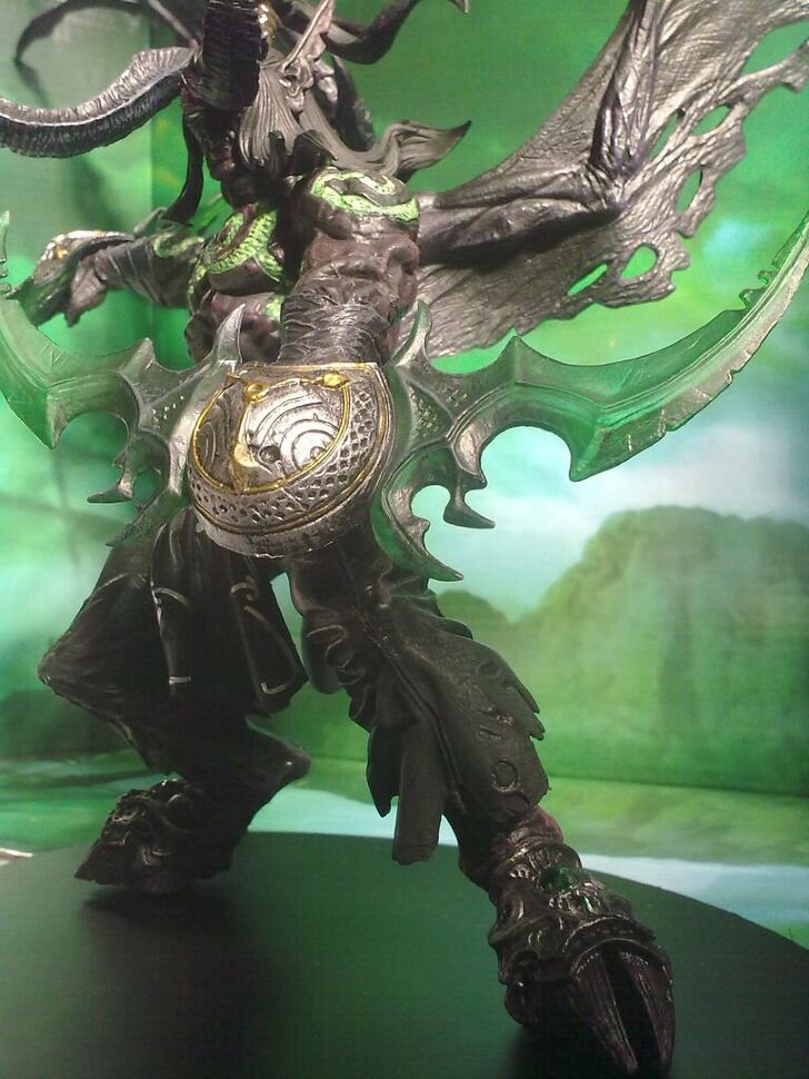 Іллідан: ILLIDAN STORMRAGE Demon form Deluxe Collector Figure 
